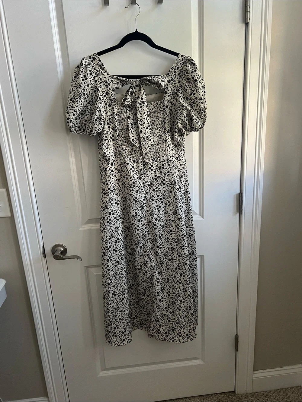 Altar’d State Floral Square-Neck Puff Sleeve MIDI Dress in White/Black - Picture 4 of 5